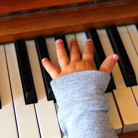Muzyka ma ogromny wpływ na rozwój dziecka od najmłodszych lat.